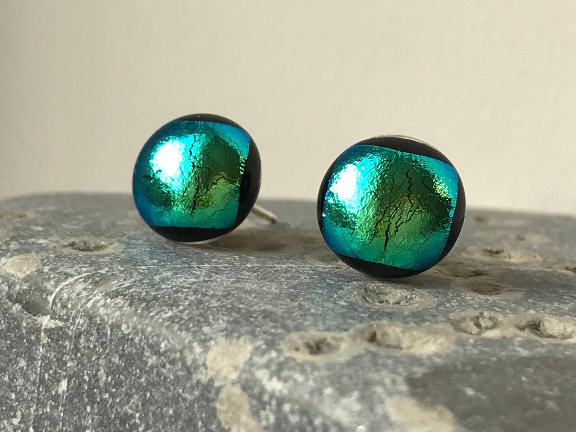 Kleeblatt Grün Cyan Dichroic Fusing Glas Runde Ohrstecker Mit Sterling Silber 925 Oder Chirurgenstahl Ohrmuttern Kleeblatt Grün Cyan Dichroic Fusing Glas Runde Ohrstecker Mit Sterling Silber 925 Oder Chirurgenstahl Ohrmuttern von GlassybitsDesign