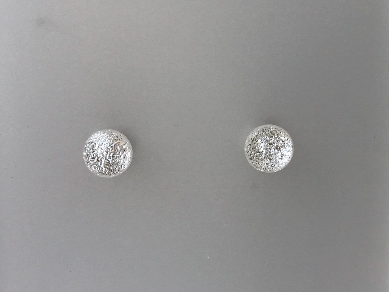 Kleine Dichroic Glas Ohrstecker Schimmerndes Weiß, Sterling Silber Oder Chirurgenstahl Kleine Dichroic Glas Ohrstecker Schimmerndes Weiß, Sterling Silber Oder Chirurgenstahl von GlassybitsDesign