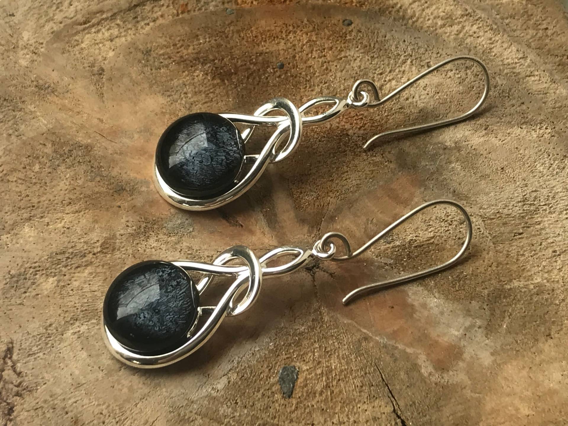 Schwarz Silber Schimmer Geschmolzenes Glas Stein in Einer Teardrop Versilberten Fassung Mit Sterling 925 Ohrhaken Schwarz Silber Schimmer Geschmolzenes Glas Stein in Einer Teardrop Versilberten Fassung Mit Sterling 925 Ohrhaken von GlassybitsDesign