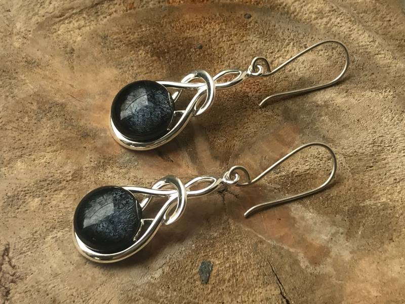 Schwarz Silber Schimmer Geschmolzenes Glas Stein in Einer Teardrop Versilberten Fassung Mit Sterling 925 Ohrhaken Schwarz Silber Schimmer Geschmolzenes Glas Stein in Einer Teardrop Versilberten Fassung Mit Sterling 925 Ohrhaken von GlassybitsDesign