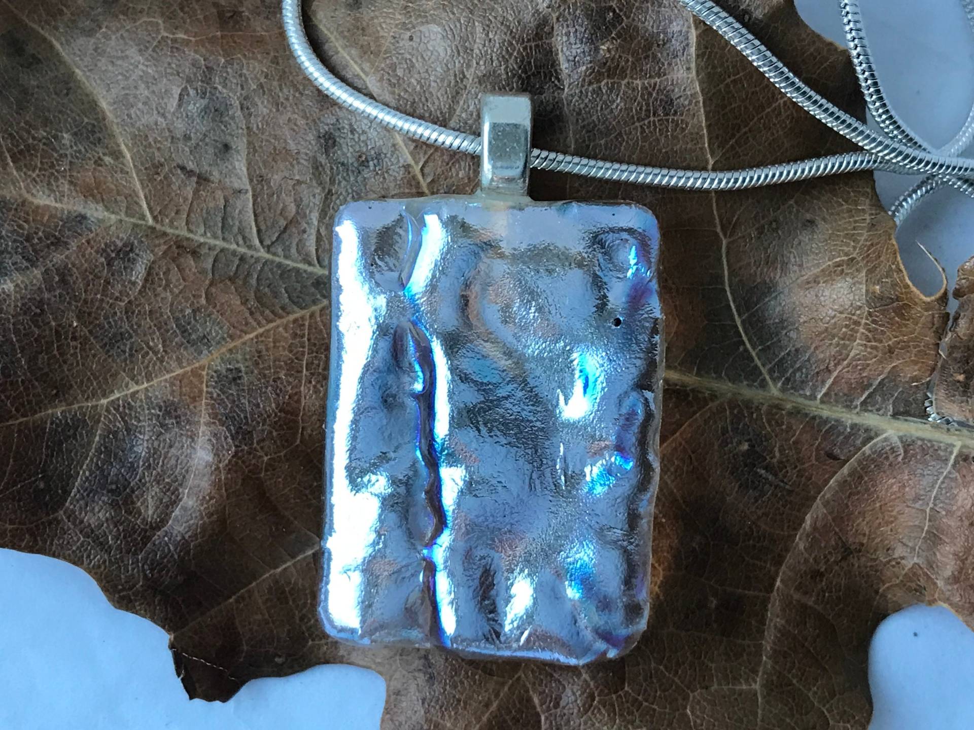 Silber Blau Ripple Texture Dichroic Glas Anhänger Mit Kette Und Box von GlassybitsDesign