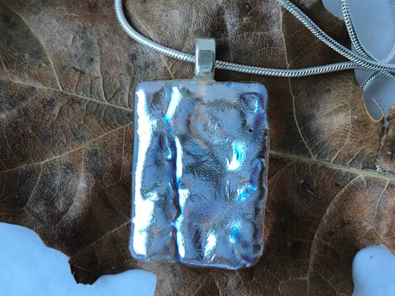 Silber Blau Ripple Texture Dichroic Glas Anhänger Mit Kette Und Box von GlassybitsDesign