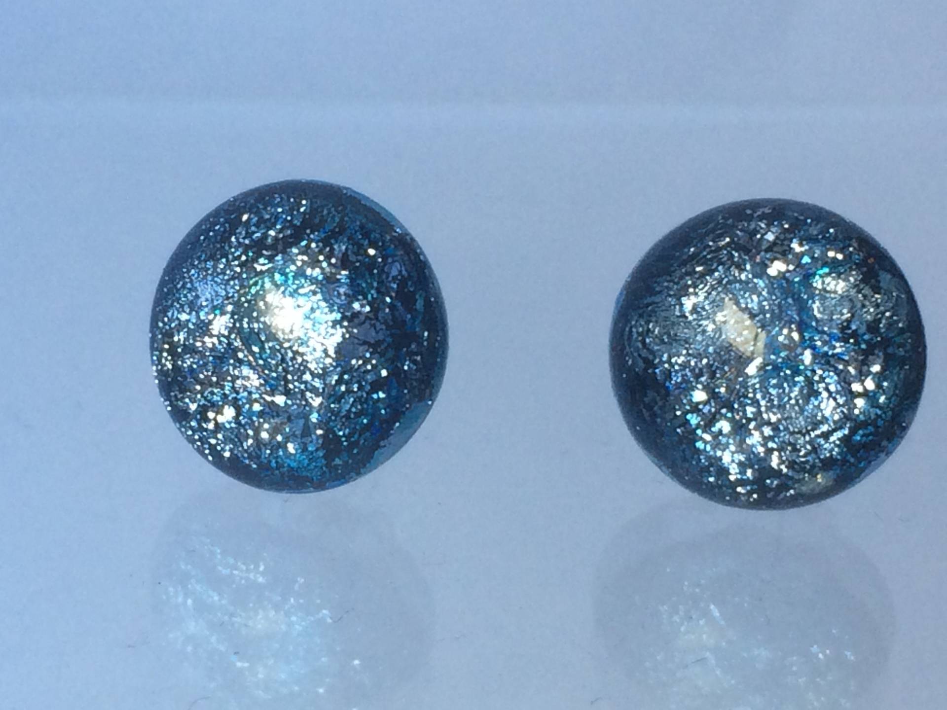 Silber Grau Dichroic Fusing Glas Runde Ohrstecker Mit Sterling 925 Ohrmuttern Silber Grau Dichroic Fusing Glas Runde Ohrstecker Mit Sterling 925 Ohrmuttern von GlassybitsDesign
