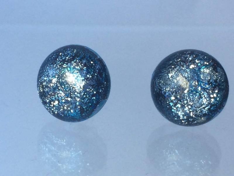 Silber Grau Dichroic Fusing Glas Runde Ohrstecker Mit Sterling 925 Ohrmuttern Silber Grau Dichroic Fusing Glas Runde Ohrstecker Mit Sterling 925 Ohrmuttern von GlassybitsDesign