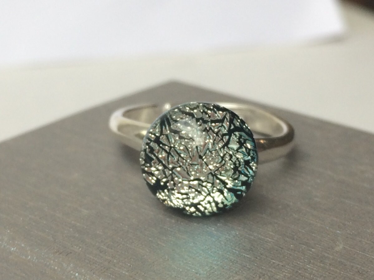 Silber Sparkle Dichroic Geschmolzenes Glas Ring Sterling 925 Erweiterbar Band Silber Sparkle Dichroic Geschmolzenes Glas Ring Sterling 925 Erweiterbar Band von GlassybitsDesign