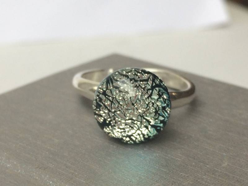 Silber Sparkle Dichroic Geschmolzenes Glas Ring Sterling 925 Erweiterbar Band Silber Sparkle Dichroic Geschmolzenes Glas Ring Sterling 925 Erweiterbar Band von GlassybitsDesign