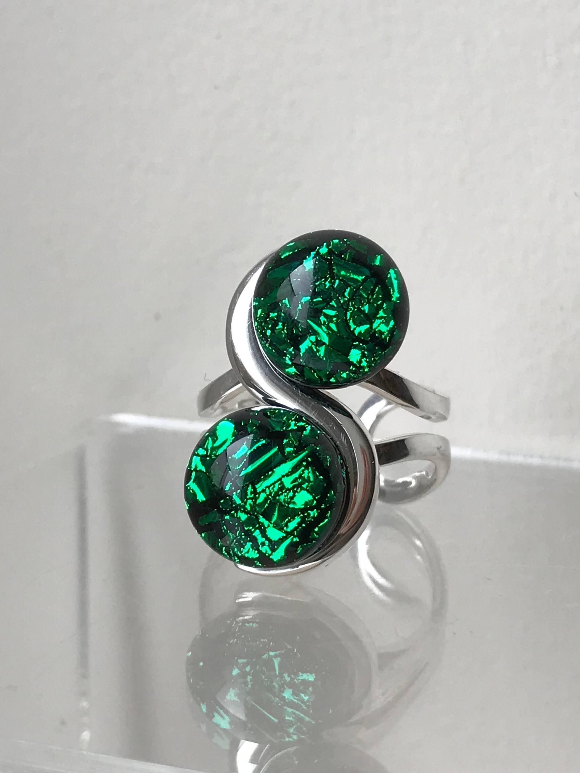 Smaragdgrün Zwei Entsteint Dichroic Fusing Glas Ring Verstellbar Smaragdgrün Zwei Entsteint Dichroic Fusing Glas Ring Verstellbar von GlassybitsDesign