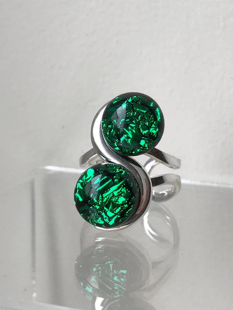 Smaragdgrün Zwei Entsteint Dichroic Fusing Glas Ring Verstellbar Smaragdgrün Zwei Entsteint Dichroic Fusing Glas Ring Verstellbar von GlassybitsDesign