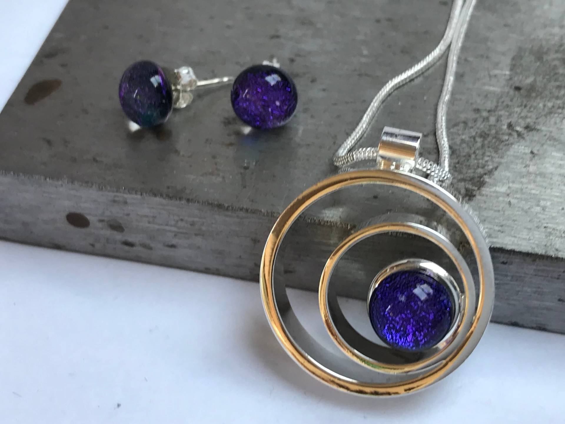 Violet Purple Dichroic Glaskreis Anhänger Und Ohrstecker Schmuck Set Mit Kette Box Violet Purple Dichroic Glaskreis Anhänger Und Ohrstecker Schmuck Set Mit Kette Box von GlassybitsDesign