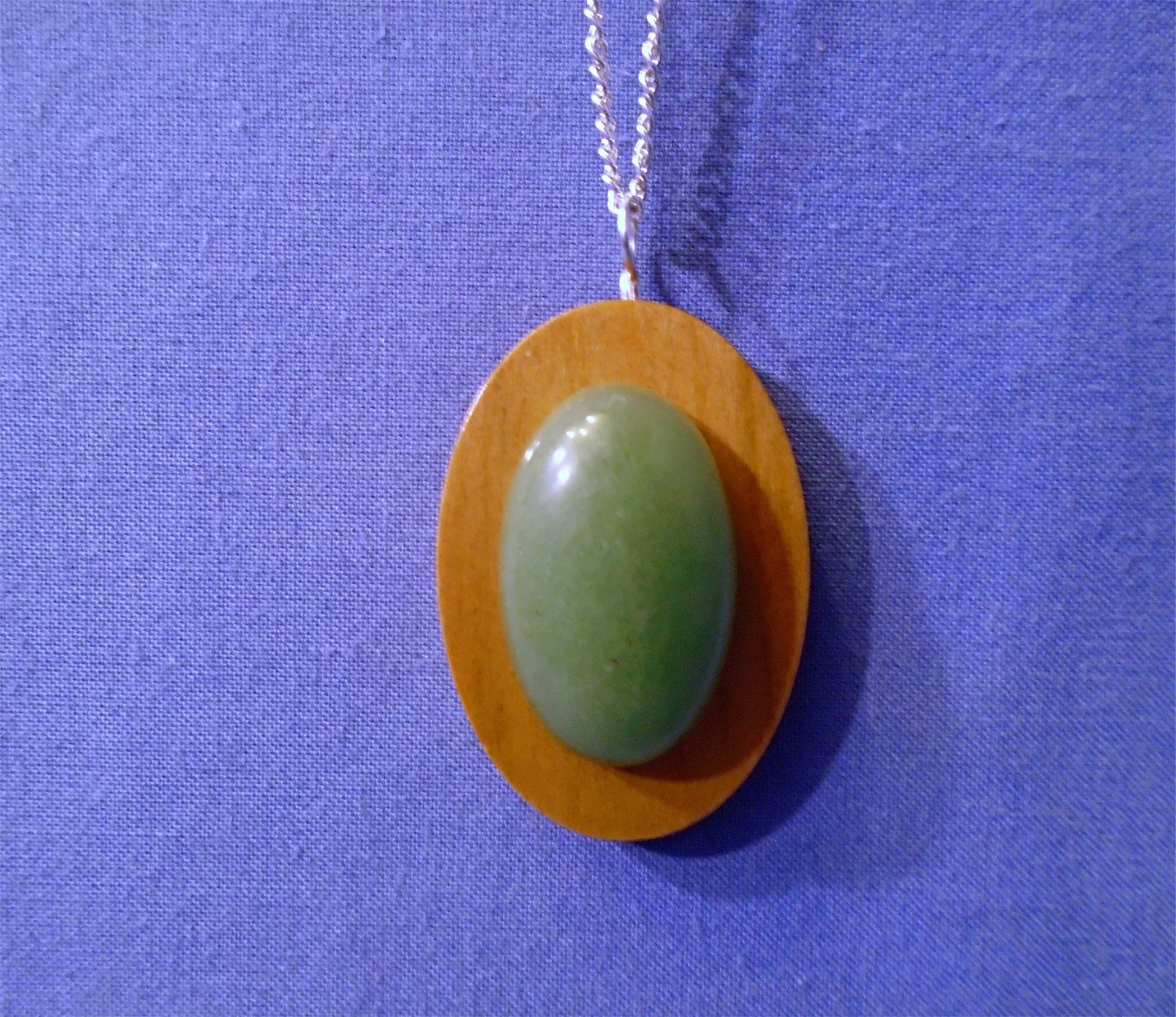 Handgefertigter Ovaler Holzanhänger Mit Einer Auswahl An Edelstein-Cabochons. With 18 "Kette von GlastonburyMystical