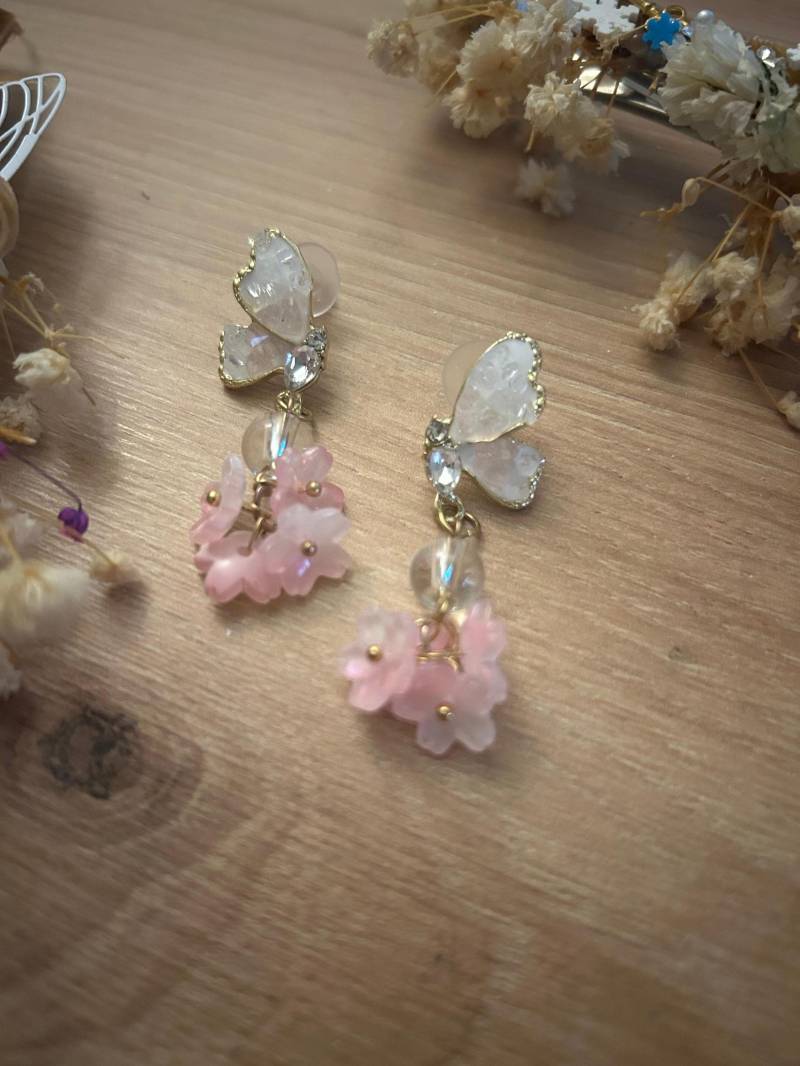 Floral Fairy Handmade Butterfly Earrings von GleamTopiaTreasures