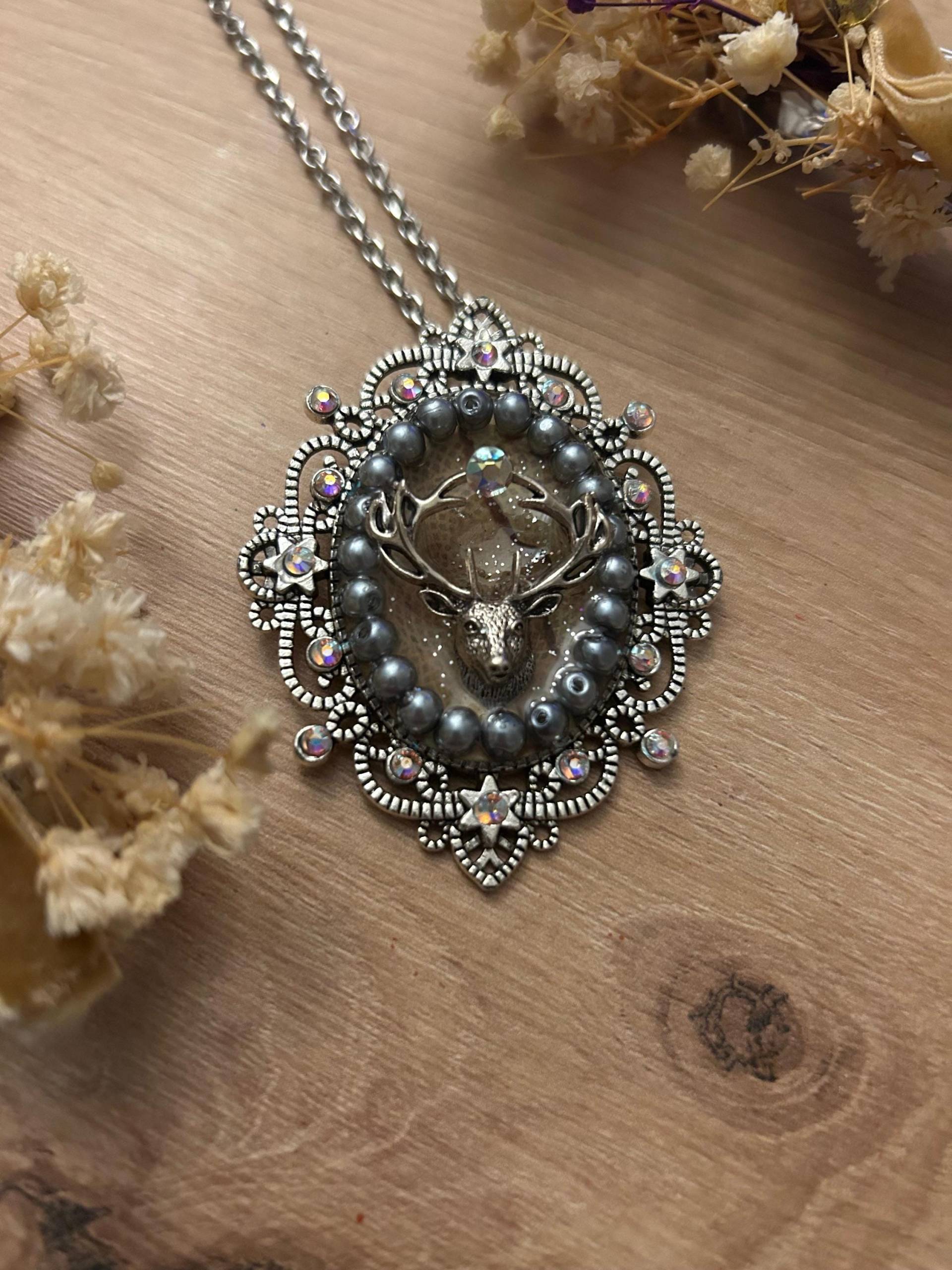 Hirsch Halskette Cameo Necklace Winter Deer Hirsch Halskette Cameo Necklace Winter Deer von GleamTopiaTreasures