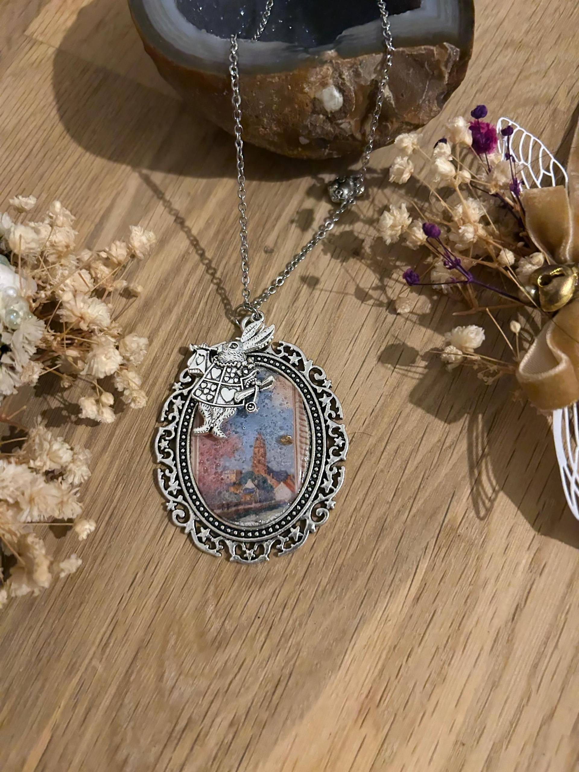 Mystical Alice Rabbit Pendant | Fall Down The Hole Vintage Necklace Mystical Alice Rabbit Pendant | Fall Down The Hole Vintage Necklace von GleamTopiaTreasures