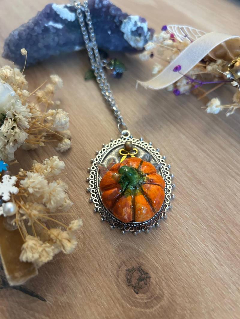 Pumpkin Pendant Necklace | Glittering Fall Harvest Charm Jewelry Golden von GleamTopiaTreasures