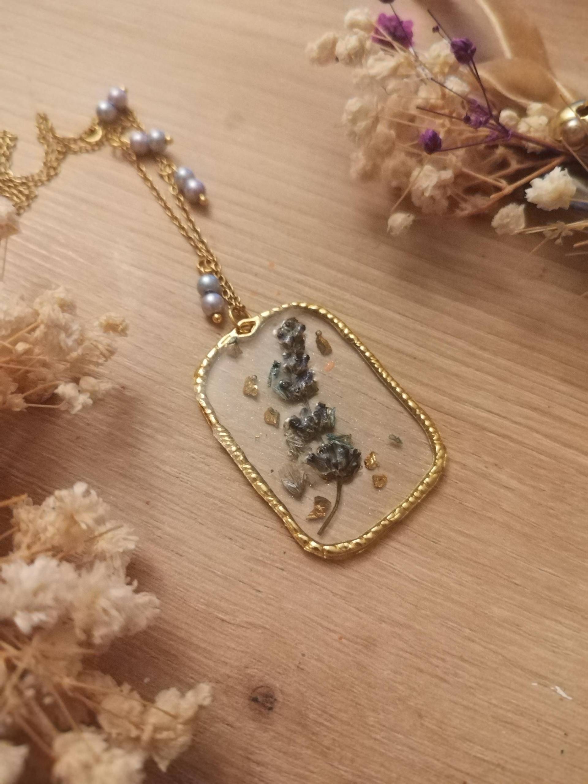 Resin Lavender Necklace Resin Lavender Necklace von GleamTopiaTreasures
