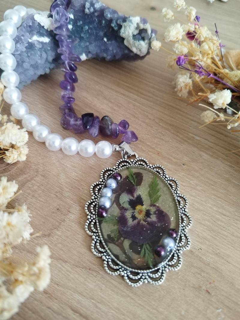 Veilchen Halskette Cameo Pendant, Gothic Victorian Jewelry, Antique Style Portrait Locket, Romantic Memento Mori Necklace von GleamTopiaTreasures