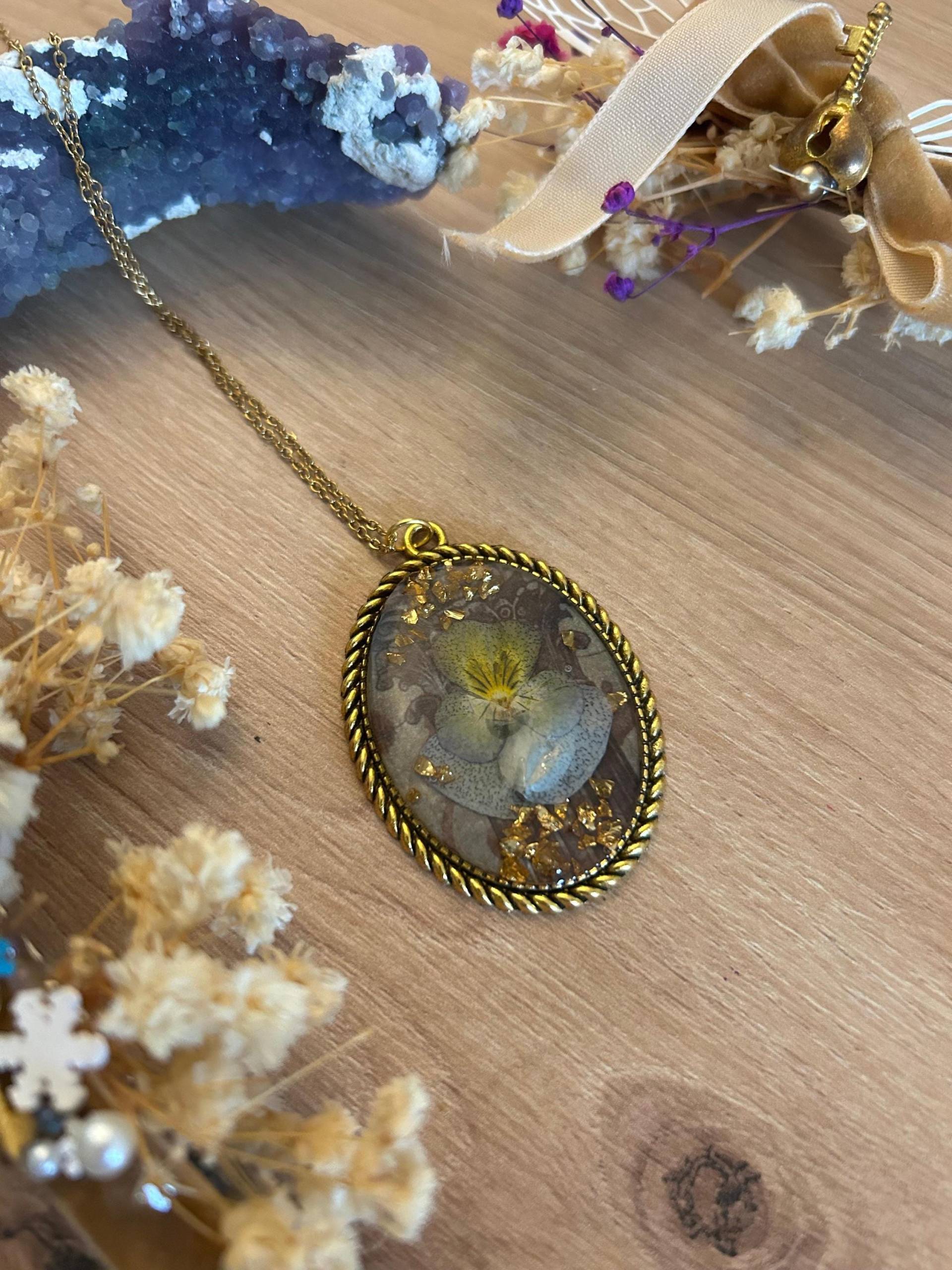 Veilchen Halskette Violet Floral Necklace Veilchen Halskette Violet Floral Necklace von GleamTopiaTreasures