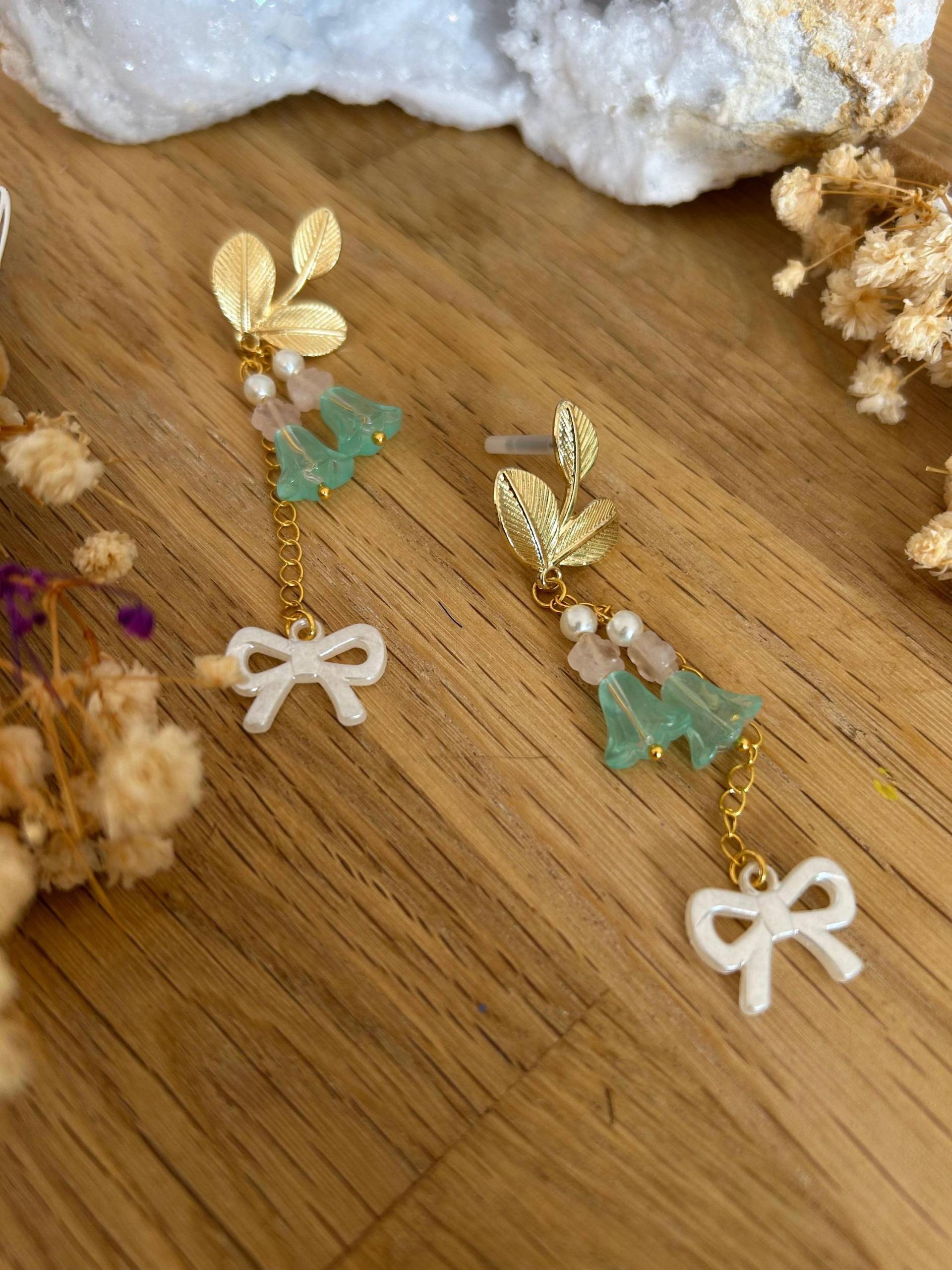 Whimsical Botanical Golden Leaf Earrings Lily Of The Valley Tulip Floral Jewelry Pink Quartz Flower Mintgreen Rosa Whimsical Botanical Golden Leaf Earrings Lily Of The Valley Tulip Floral Jewelry Pink Quartz Flower Mintgreen Rosa von GleamTopiaTreasures