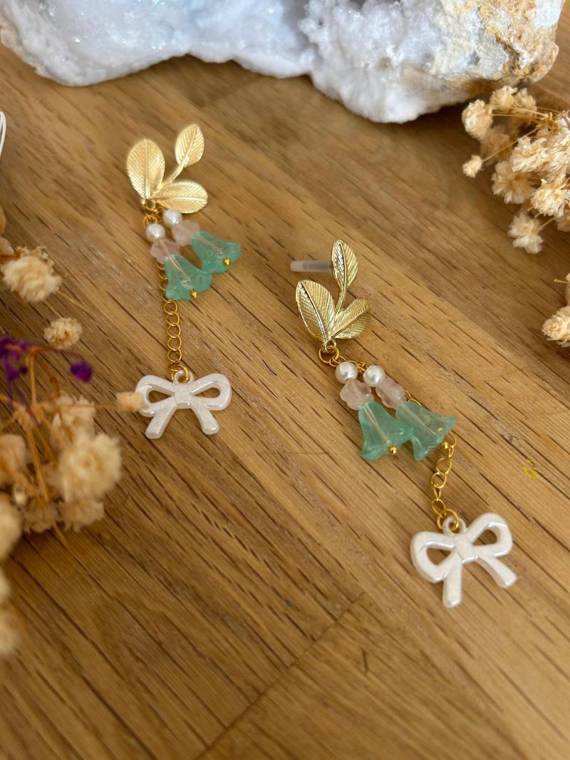 Whimsical Botanical Golden Leaf Earrings Lily Of The Valley Tulip Floral Jewelry Pink Quartz Flower Mintgreen Rosa Whimsical Botanical Golden Leaf Earrings Lily Of The Valley Tulip Floral Jewelry Pink Quartz Flower Mintgreen Rosa von GleamTopiaTreasures