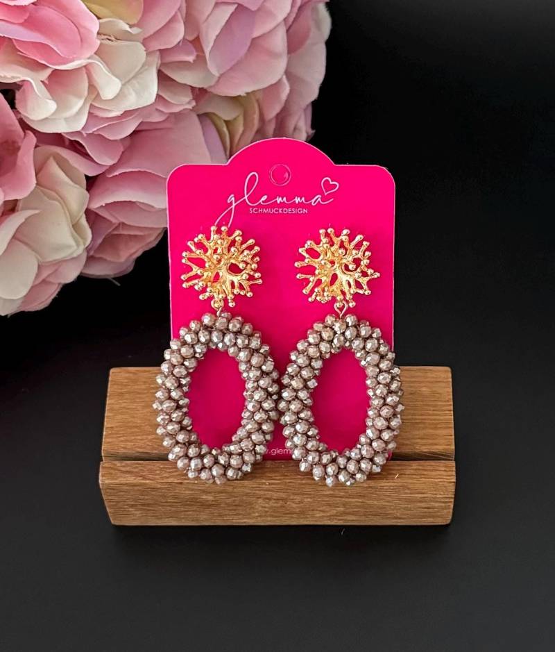 Beige/ Taupe Facettperlen Statement Ohrringe An Vergoldeten Korallensteckern von GlemmaMe