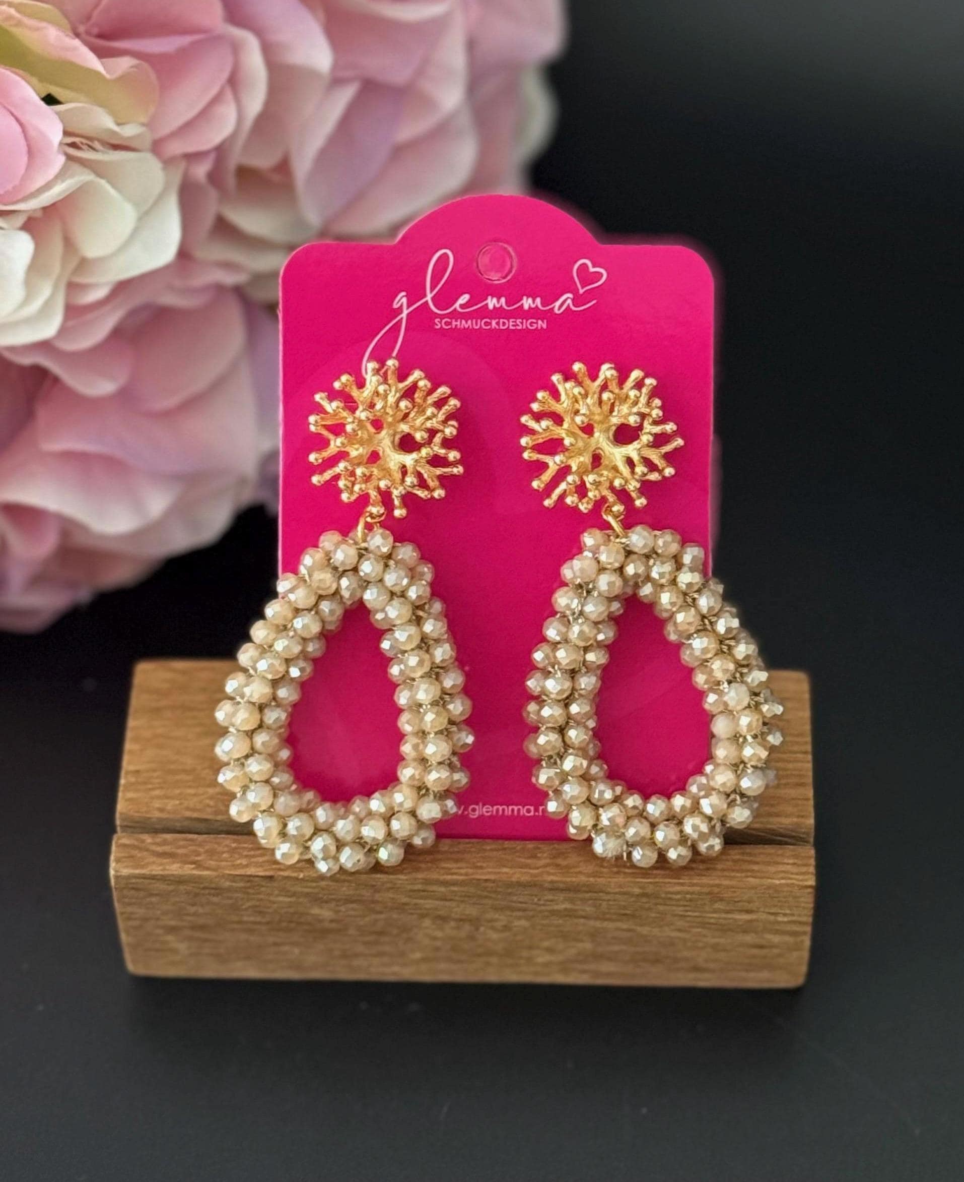 Beige Facettperlen Statement Ohrringe An Vergoldeten Korallensteckern von GlemmaMe