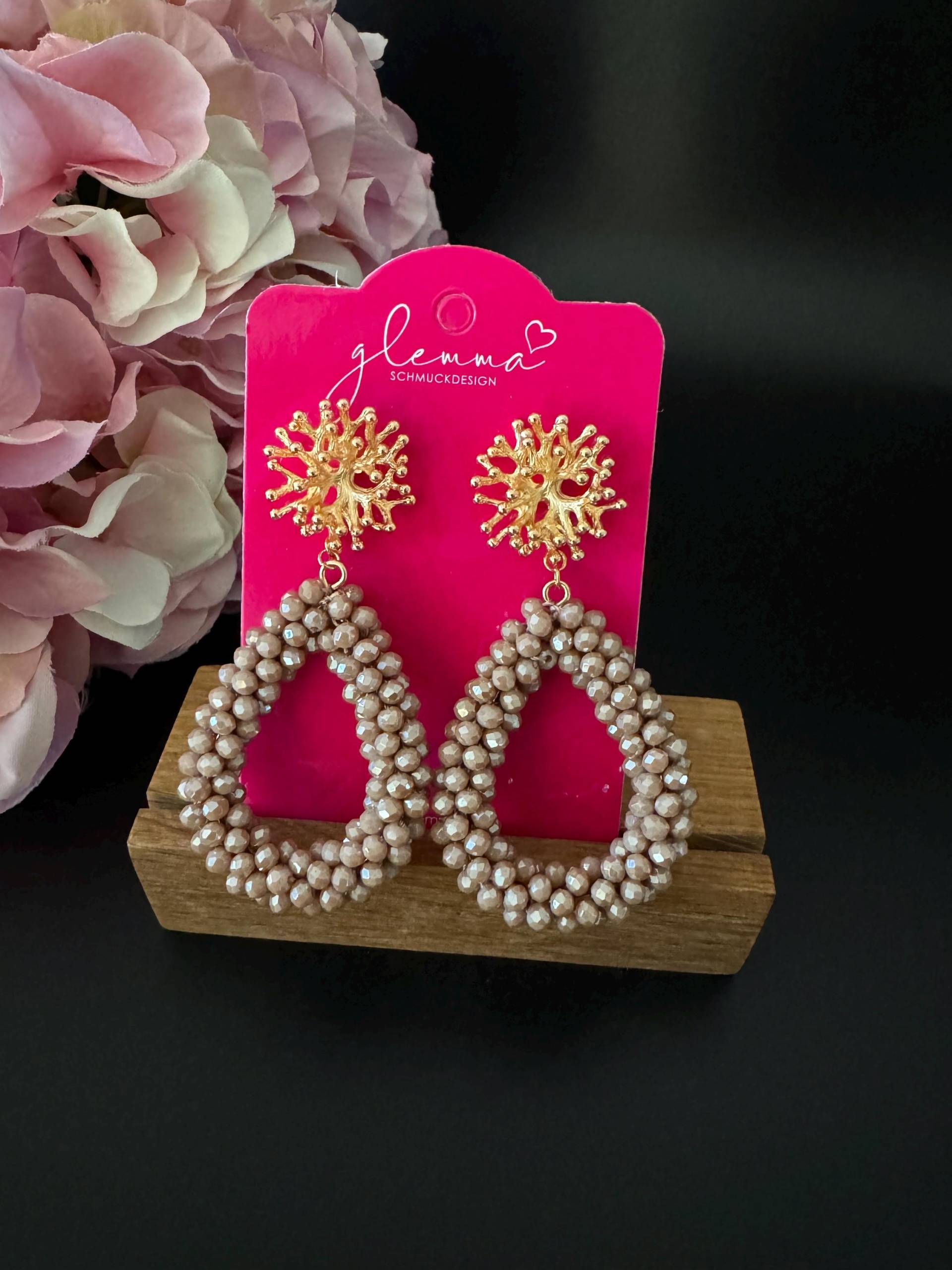 Beige Statement Ohrringe Mit Glitzernden Facettenperlen An Vergoldeten Korallensteckern von GlemmaMe