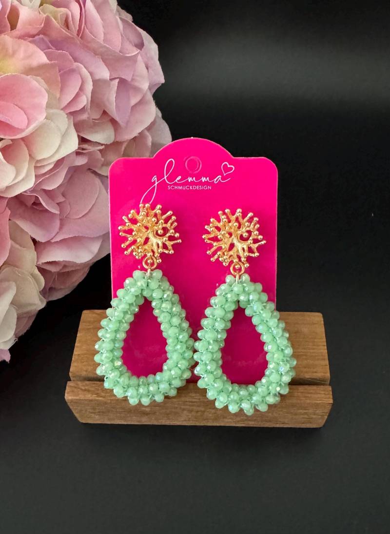 Hellgrüne Facettenperlenohrringe An Vergoldeten Korallensteckern von GlemmaMe