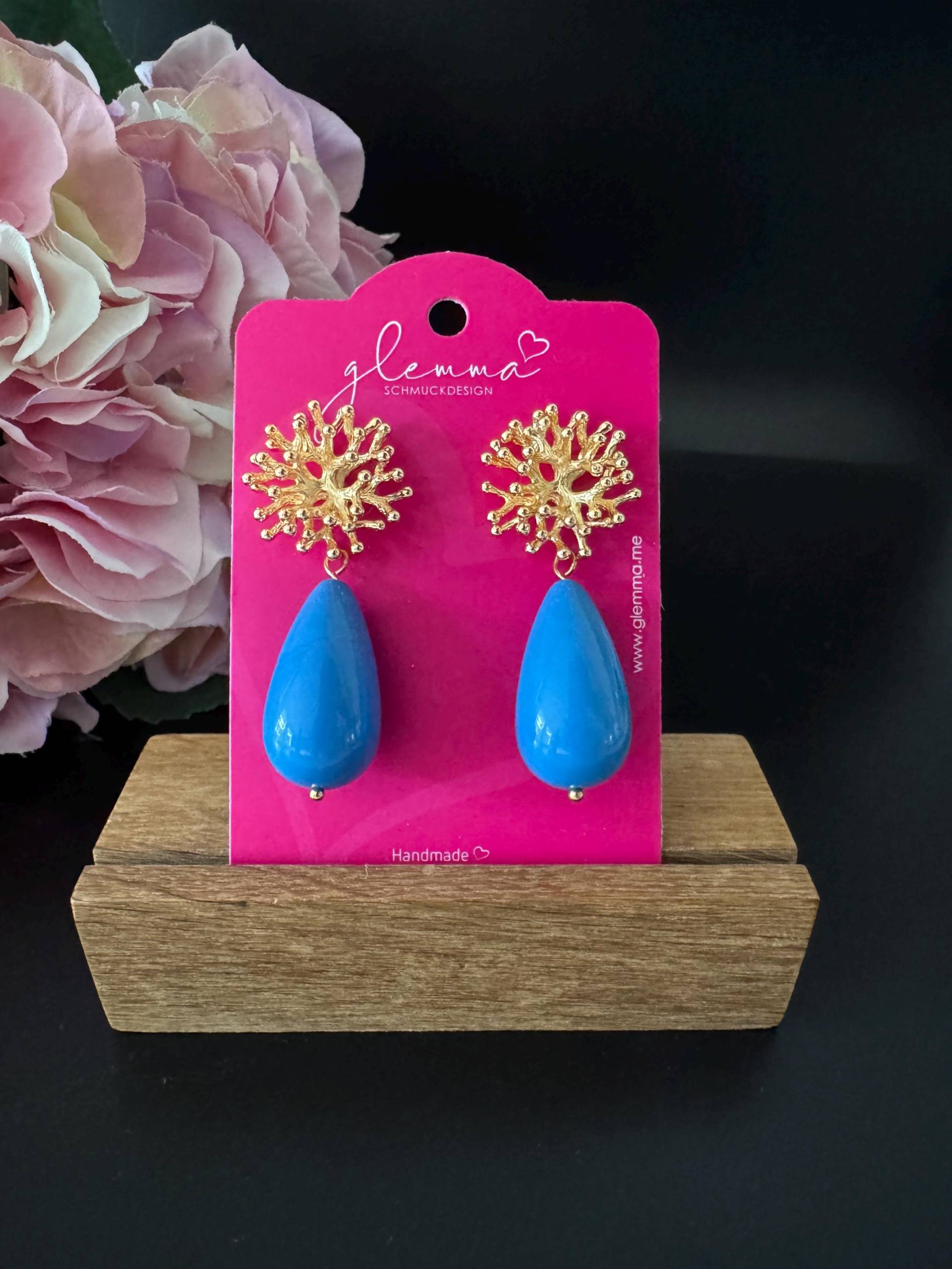 Tropfenförmige Statement Ohrringe Mit Resintropfen in Blau An Vergoldeten Korallensteckern von GlemmaMe