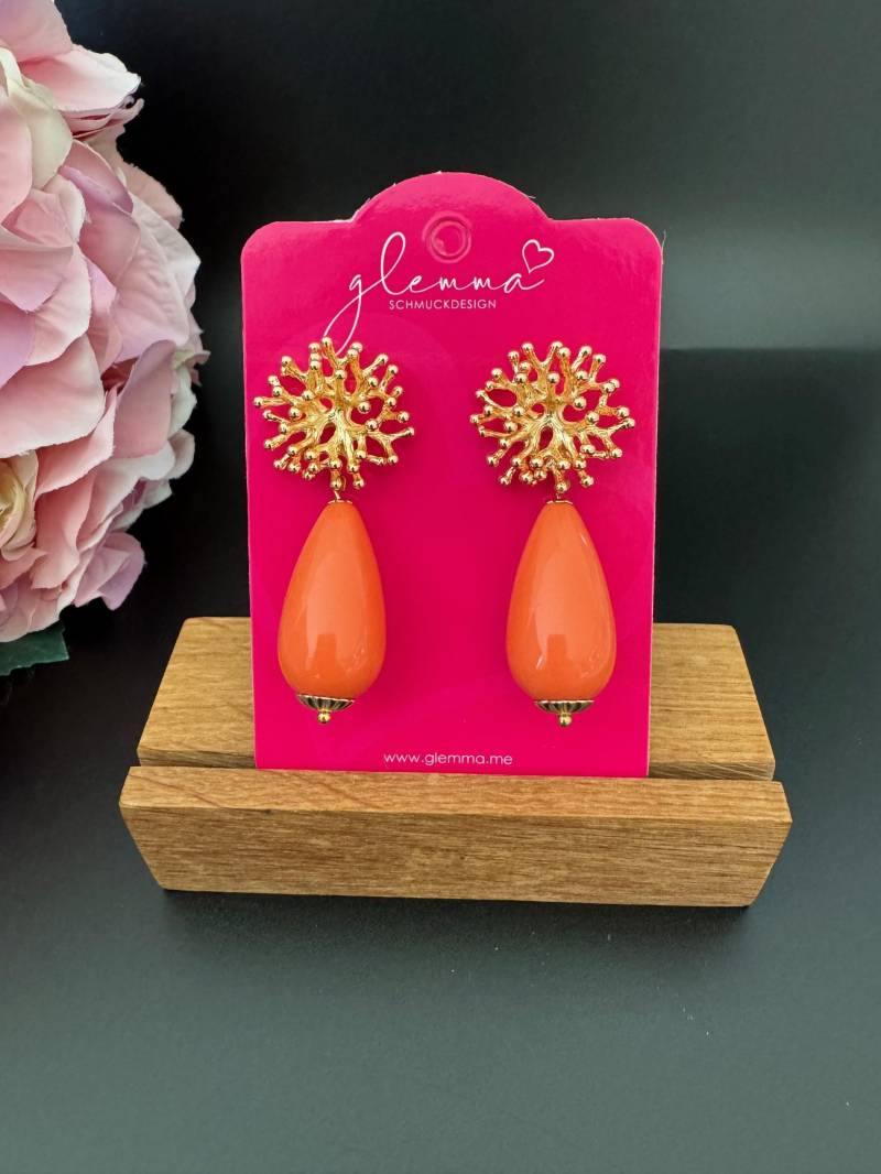 Tropfenförmige Statement Ohrringe Mit Resintropfen in Korallfarben An Vergoldeten Korallensteckern von GlemmaMe