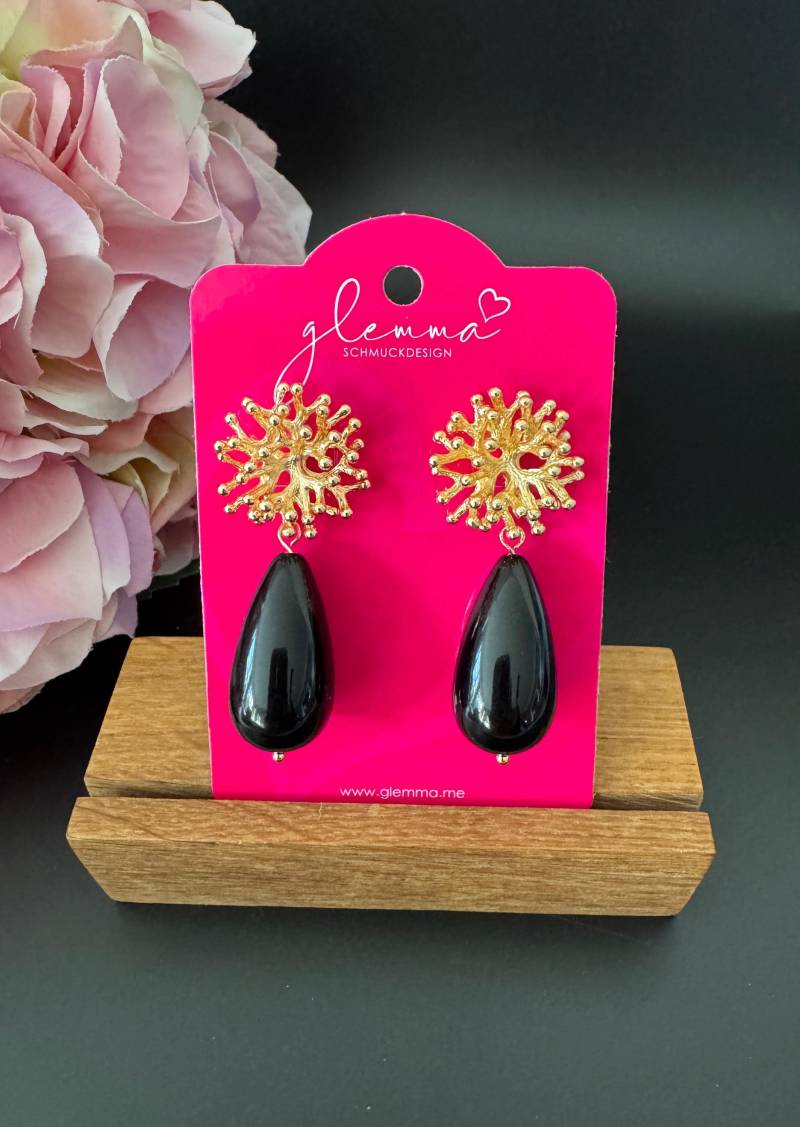 Tropfenförmige Statement Ohrringe Mit Resintropfen in Schwarz An Vergoldeten Korallensteckern von GlemmaMe