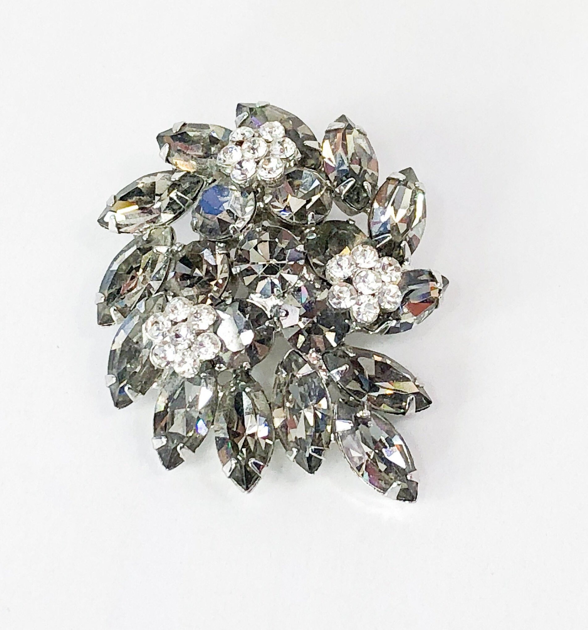 Weiss | 1950Er Jahre Rauchgraue Strass Brosche 50Er Graue Blumen Anstecknadel von GlennasJewels
