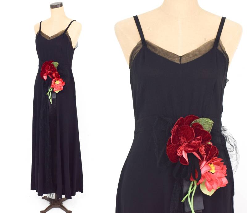 1930Er Jahre Schwarzes Seiden Abendkleid | 30Er Crepe Slip Dress Schwarze Rose Blumenhülle Mittel von GlennasVintageShop