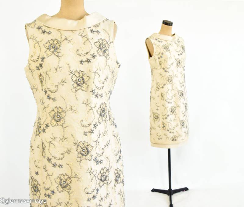 1950Er Creme Perlen Seide Cocktailkleid | 50Er Jahre Beige Spitze & Shantung Kleid Ärmelloses Jackie O-style Mittel von GlennasVintageShop
