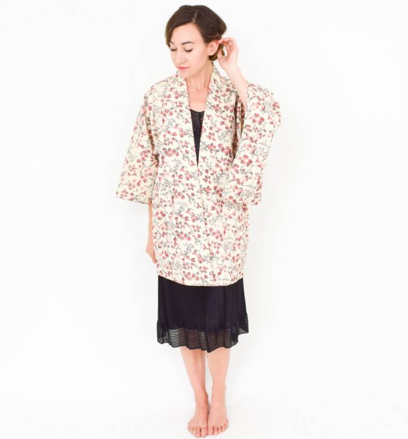 1950Er Jahre Haori-Kimono-Jacke Aus Wollmischung Mit Blumenmuster von GlennasVintageShop