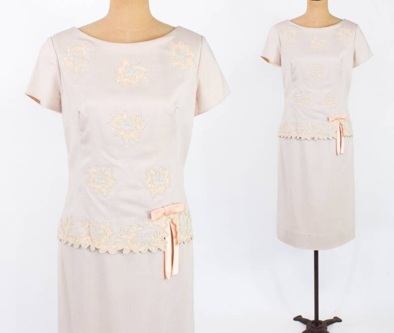 1950Er Jahre Beiges Leinenkleid | 50Er Beiges Leinen Tageskleid Henry Lee Taille 82 cm Mittel von GlennasVintageShop