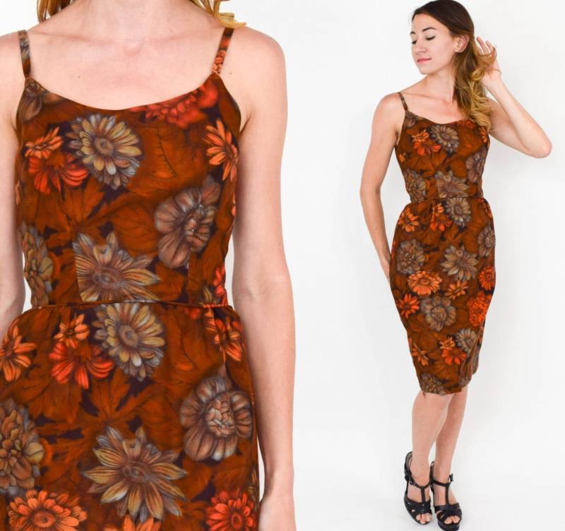 1950Er Jahre Braunes Blumenkleid | 50Er Braunes Baumwoll Kleid Mit Daisy Print Spaghetti-Träger-Kleid Wiggle Extraklein von GlennasVintageShop