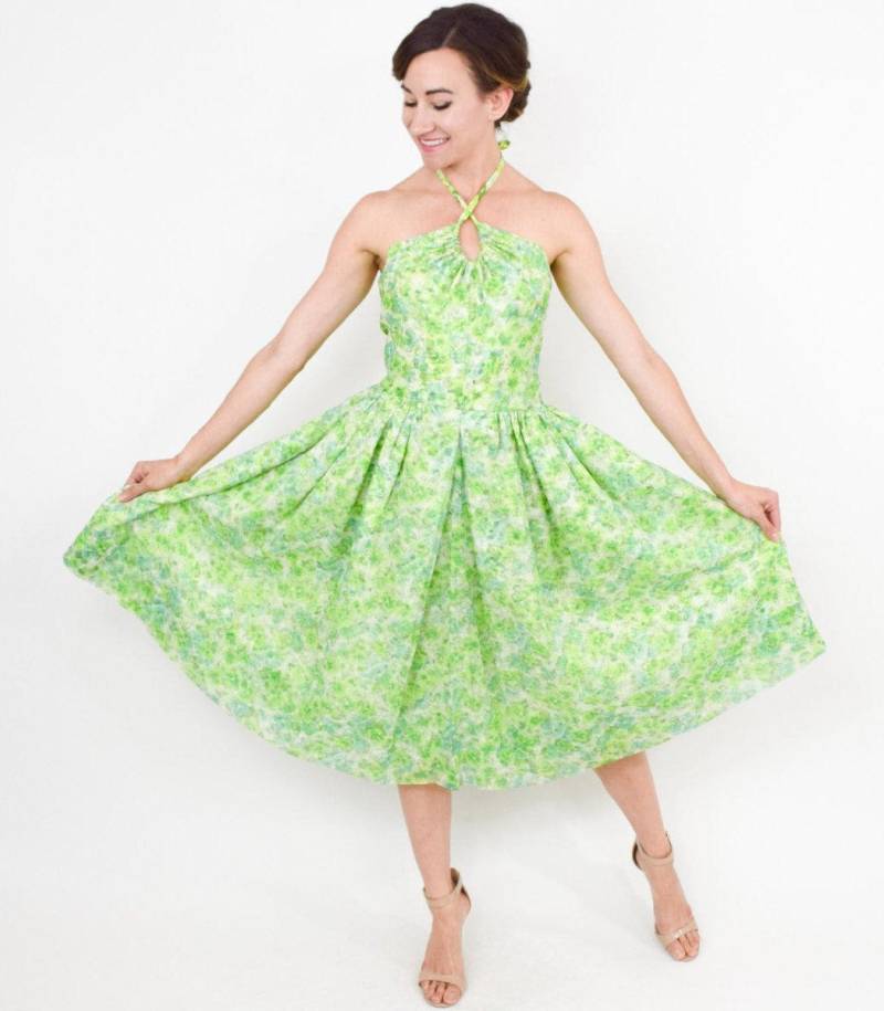 1950Er Jahre Grün Geblümtes Neckholder-Kleid | 50Er Grünes Sommerkleid Mit Blumenmuster Klein von GlennasVintageShop