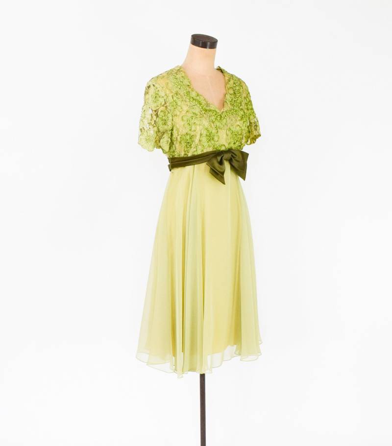 1950Er Jahre Grünes Partykleid Aus Spitze & Chiffon | 50Er Olivegrünes Cocktailkleid Anspruchsvolles Fräulein Mittel von GlennasVintageShop