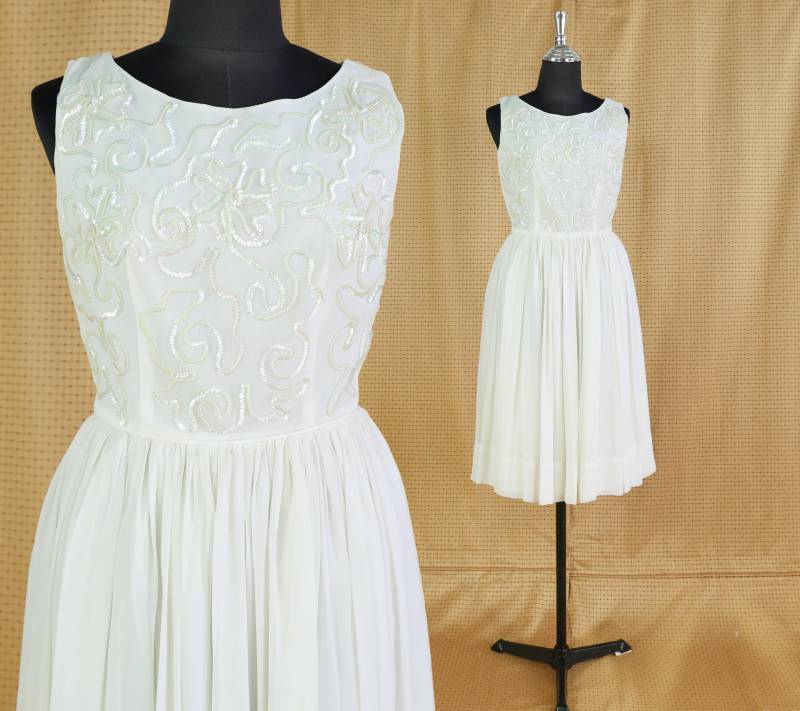 1950Er Jahre Weißes Chiffon Festkleid | 50Er Weiß & Pailletten Kleid Brautkleid Klein von GlennasVintageShop