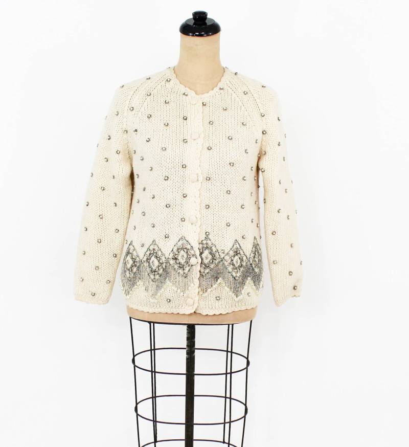 1960Er Jahre Creme Mohair Wolle Perlen Strickjacke | 60Er Weiß Strick Jacke Hongkong Mittel von GlennasVintageShop