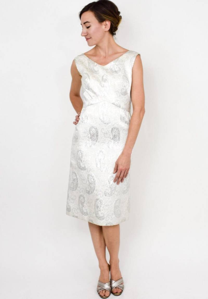 1960Er Jahre Weißes Brokat-Kleid | 60Er Brokat Kleid Weiß Metallic Silber Abendkleid Brautkleid Klein von GlennasVintageShop