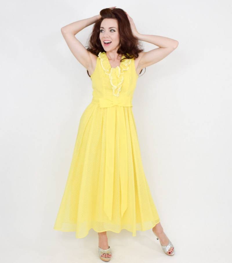 1970Er Jahre Gelbes Maxi Kleid | 70Er Gelb Gepunktet Schweizer Baumwoll Fräulein Elliette Mittel von GlennasVintageShop