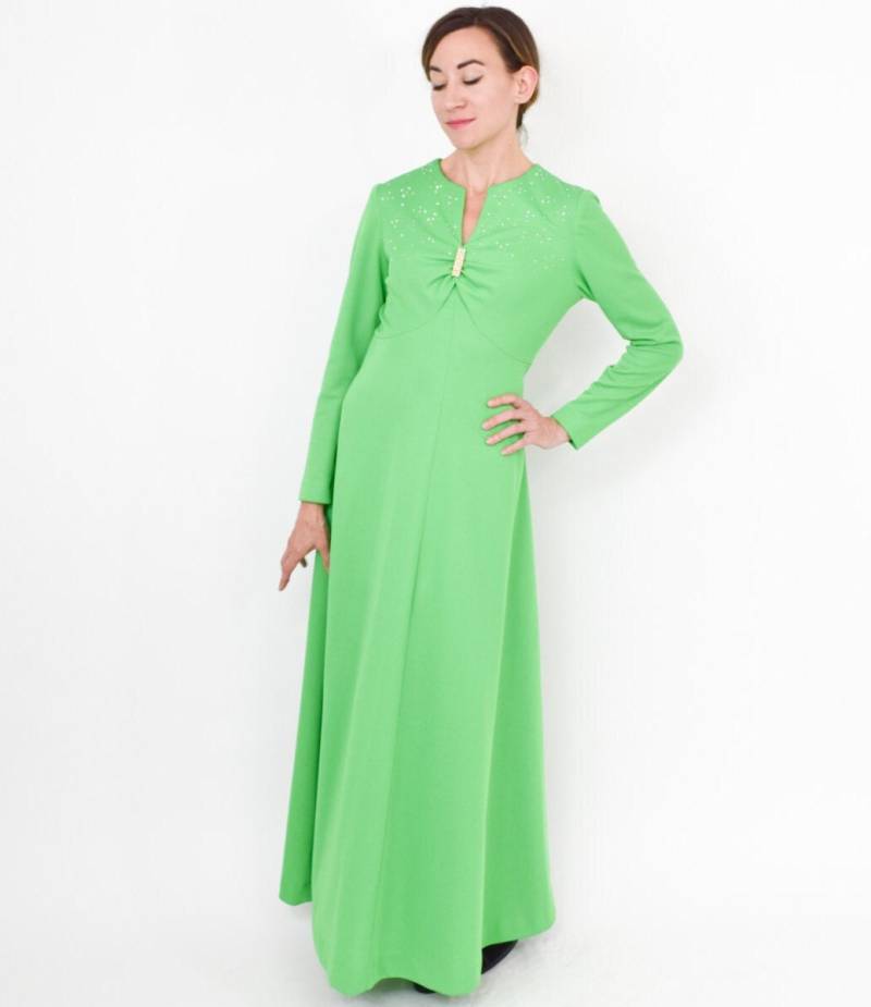 1970Er Jahre Grünes Maxi Kleid | 70Er Strass Nieten Abendkleid Leuchtend Grünes Maxikleid Aus Polyester Mittel von GlennasVintageShop