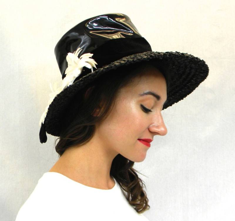 1970Er Jahre Schwarzer Strohhut Mit Breiter Krempe | 70Er Schwarz Lackleder & Howard Hanlon von GlennasVintageShop