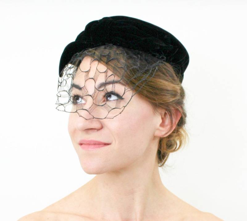 Herr John Classic | 1950Er Jahre Schwarzer Samt Pillbox Hut 50 Samt-Cocktailhut Klassiker von GlennasVintageShop