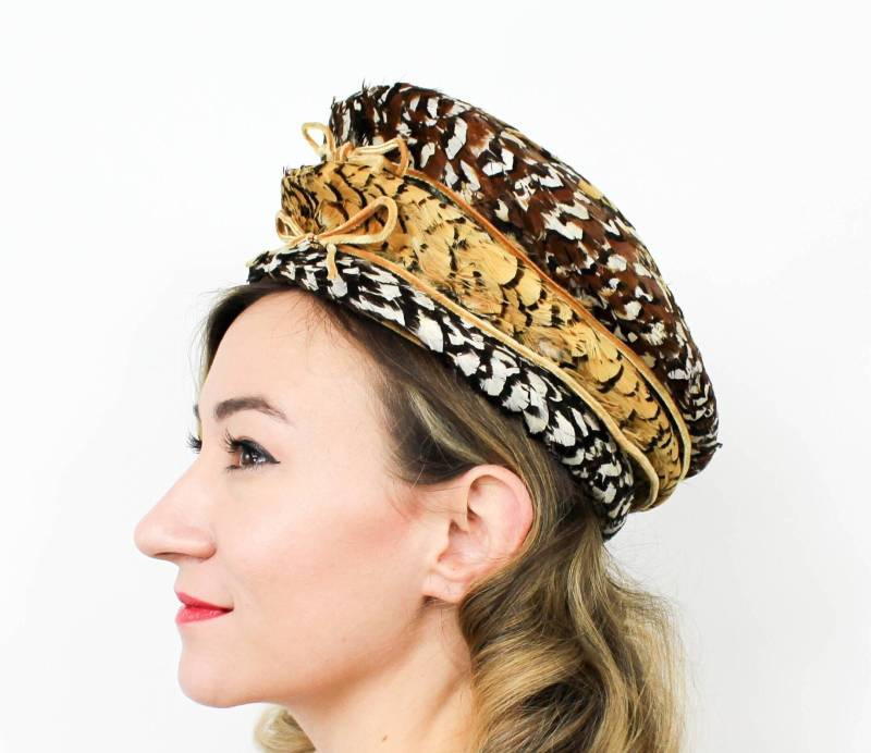 Jack Mcconnell | 1960Er Jahre Braun & Gold Federhut 60Er Fasan Hoher Kronen-Hut Rote Feder Label |Jack von GlennasVintageShop