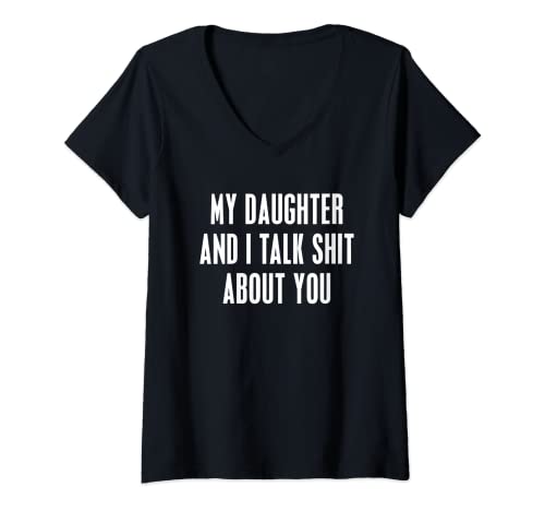 Damen My Daughter and I Talk Shit About You, lustiges Geschenk für Mama, Papa T-Shirt mit V-Ausschnitt von Glicker Shirts