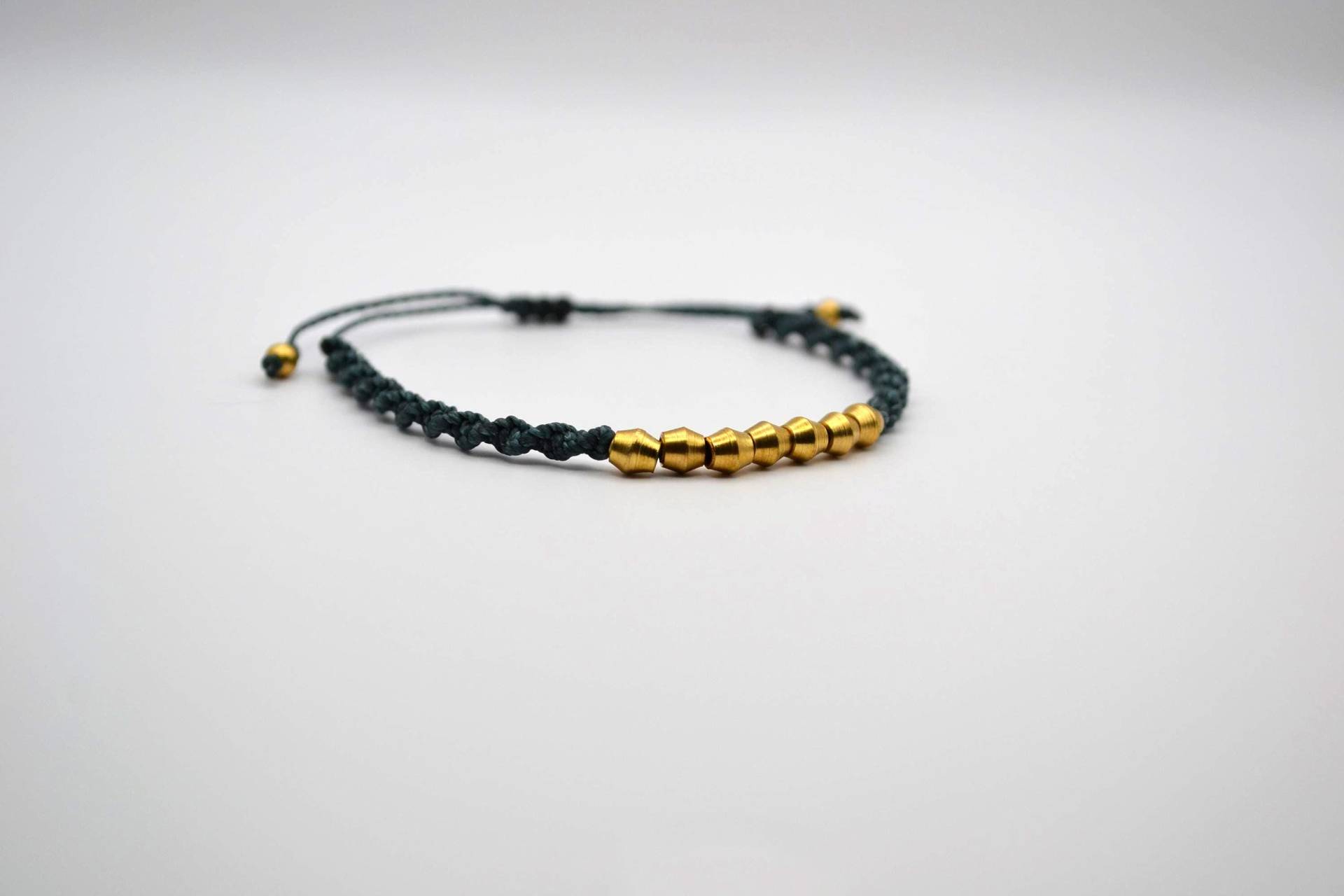 Elegant Knot - Makramee Armband Mit Doppelkegel Messingperlen Aus Linhasita Garn, Speichelfest Und Waschbar Elegant Knot - Makramee Armband Mit Doppelkegel Messingperlen Aus Linhasita Garn, Speichelfest Und Waschbar von GlimmerGarde