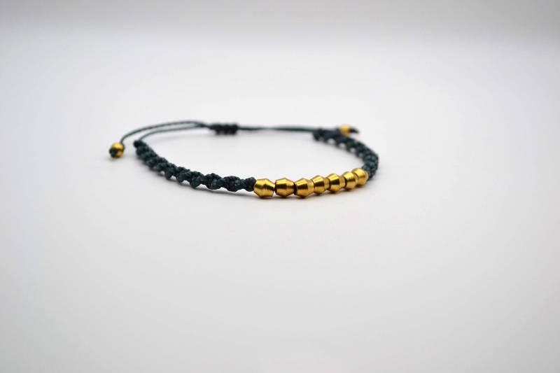 Elegant Knot - Makramee Armband Mit Doppelkegel Messingperlen Aus Linhasita Garn, Speichelfest Und Waschbar von GlimmerGarde