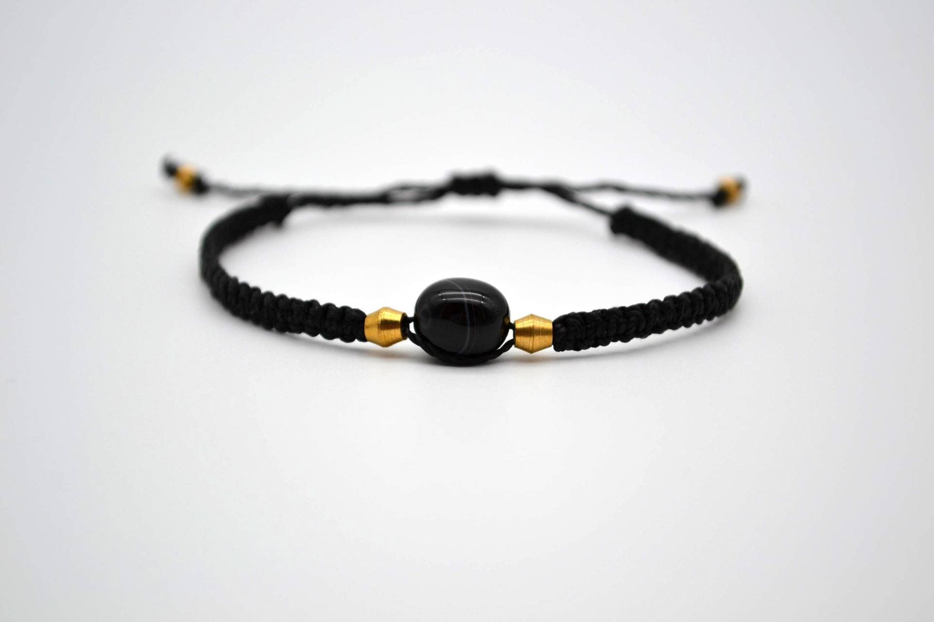 Handgefertigtes Onyx-Armband Mit Messingperlen Und Schwarzem Linhasita-Garn Handgefertigtes Onyx-Armband Mit Messingperlen Und Schwarzem Linhasita-Garn von GlimmerGarde